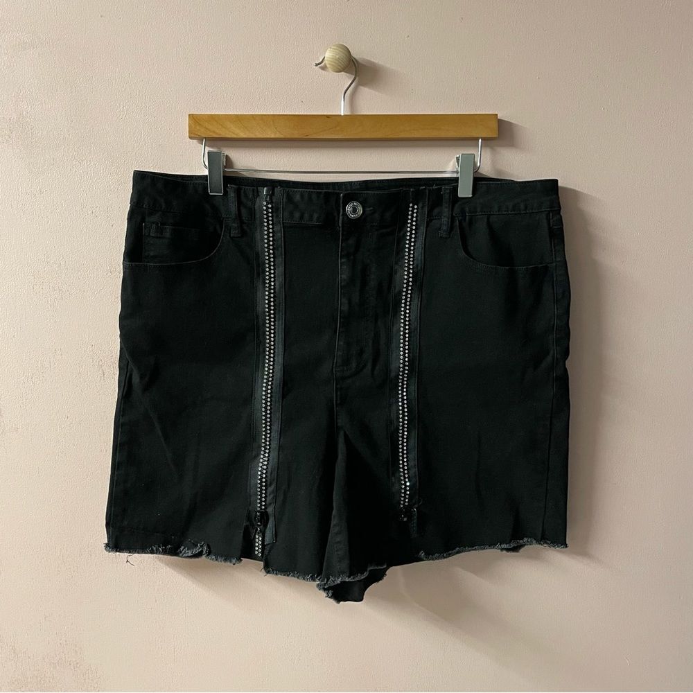 Fashion to Figure Black Bedazzled Zippered Raw Hem Denim Shorts Plus Size 20 EUC